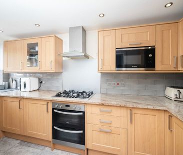 2 Bed Terraced House, Cobham, NW9 - Photo 3