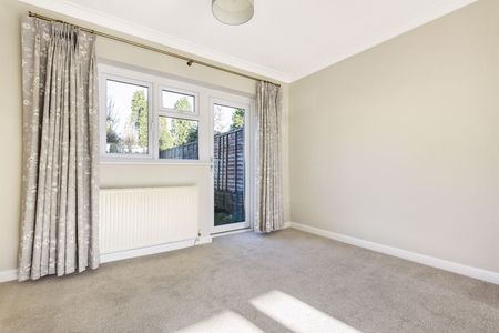 Court Close, Liphook, Hampshire, GU30 - Photo 2