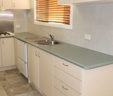 Positioned perfectly in Altona Meadows - Photo 5