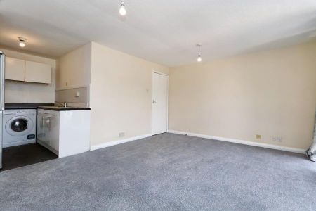 Charminster Court, Surbiton - 1 bedroomProperty for lettings - Seymours - Photo 3