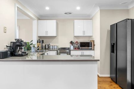 “Three bedroom family home” - Photo 2