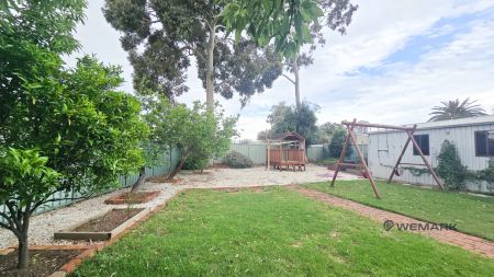 “Comfort, Convenience & Charm at 5 Catalina Ave! 🏡” - Photo 4