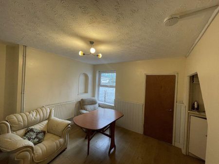 1 bedroom in a house share to rent - Photo 2