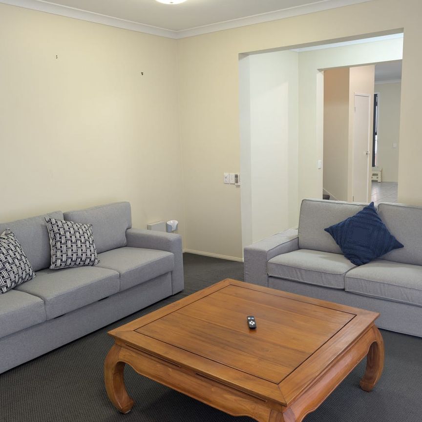 Double Storey Four Bedroom House with 2 living area in quiet neighbourhood & convenient location - Photo 1