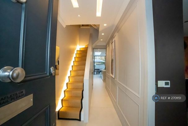 4 bedroom end of terrace house to rent - Photo 1