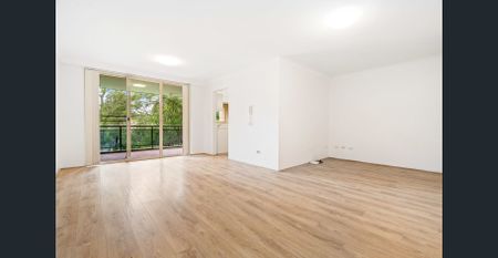 Ultra-spacious apartment in quiet private setting - Photo 2