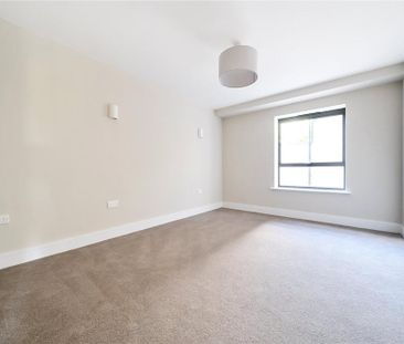 4 bedroom end of terrace house to rent - Photo 2