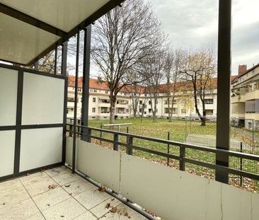 Schöne und renovierte 2-Raum-Wohnung mit Balkon! - Foto 2