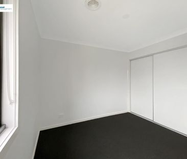 Modern Three-Bedroom Townhouse in a Great Cranbourne North Location - Photo 4