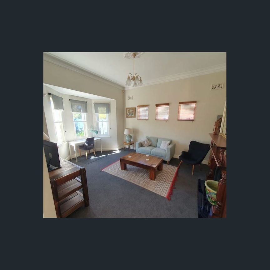 Comfortable, fully furnished front of house. Rental includes utilities. - Photo 1