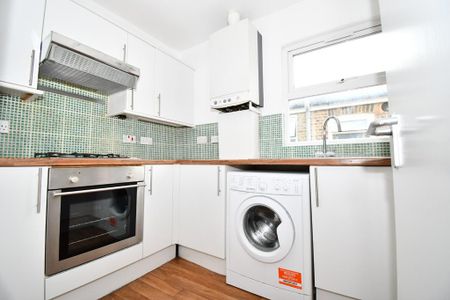 3 bedroom flat to rent - Photo 4