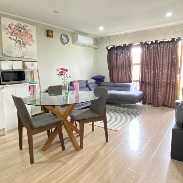 Sunny, spacious 3-bedroom unit with lock-up garage - Photo 1