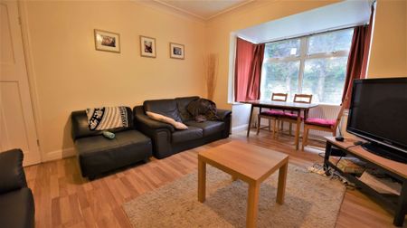 3 bedroom House in Buckingham Avenue, Leeds - Photo 3