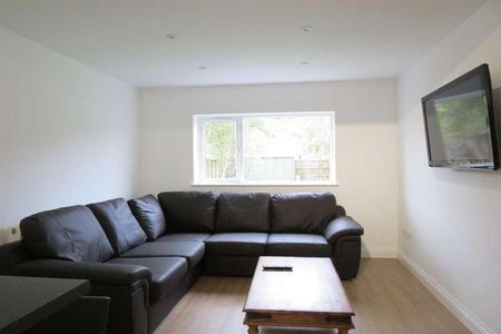 Bedroom Detached House In Charminster, BH8 - Photo 2