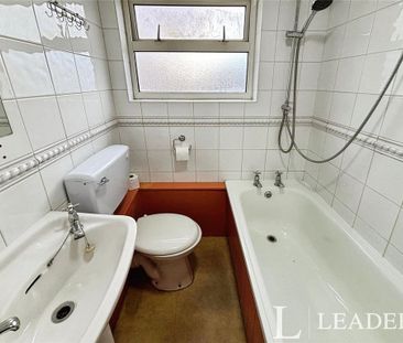 3 bedroom flat to rent - Photo 4