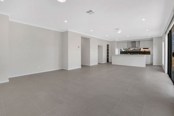 SPACIOUS, LIGHT & BRIGHT FAMILY HOME - Photo 1