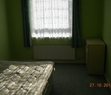 Room in a Shared House, Garratt Lane, SW18 - Photo 3