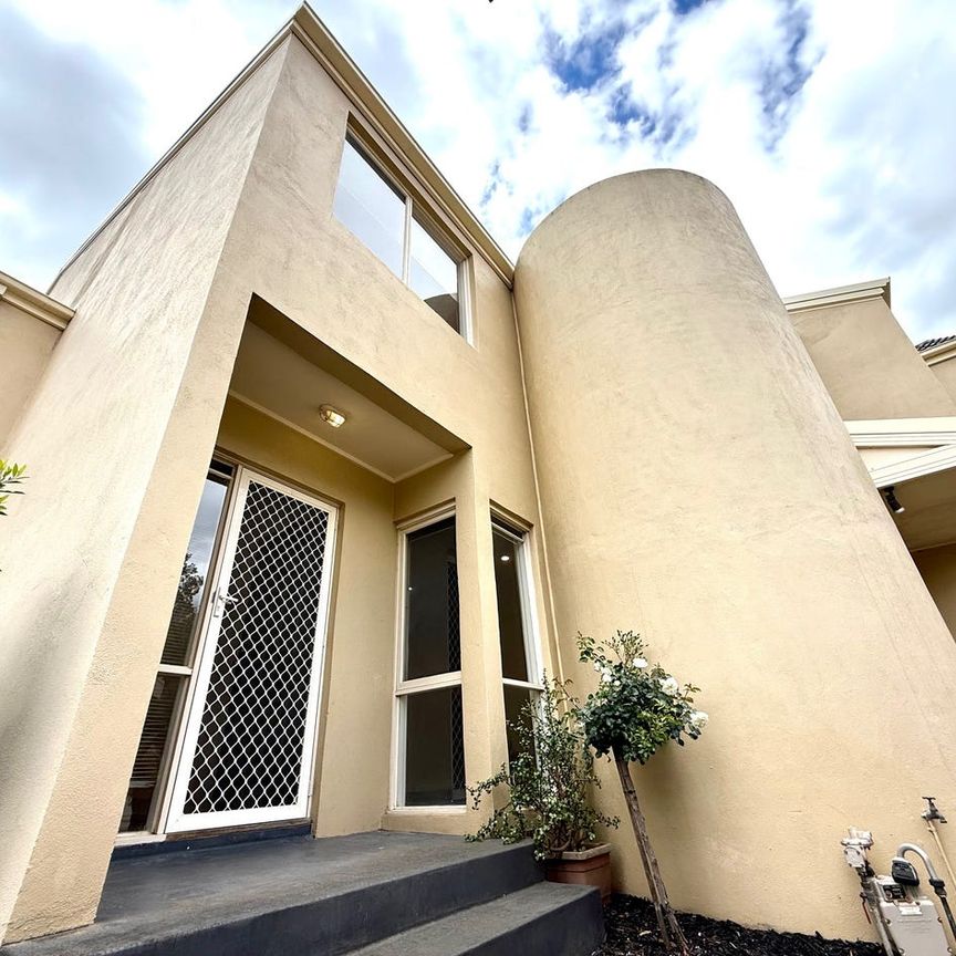 Charming Ground Floor Unit in Prime Templestowe Village Location - Photo 1