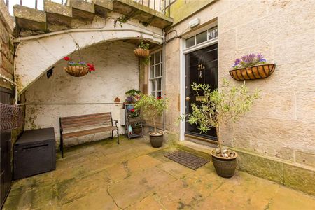 A delightful main door three bedroom garden flat, available on a furnished basis and located in a popular New Town location. - Photo 3