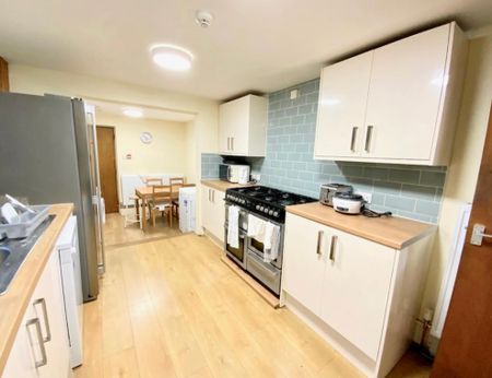 5 Bed - 8 Hanover Square, City Centre, Leeds - LS3 1AP - Student - Photo 4