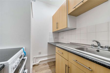 A one bedroom apartment to rent, available now having been refurbished within this converted period property in Reading's town centre, with parking being available. - Photo 4