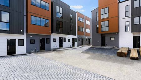 BRAND NEW - Stunning 4-Bedroom Townhouse in Su... - Photo 2