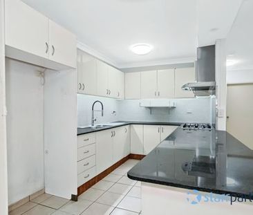 Well-presented ground-floor apartment with 2 car spaces - Photo 3