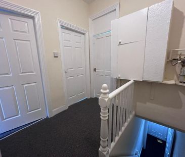 3 bedroom flat to rent - Photo 2