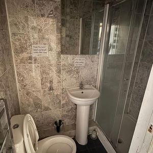 1 bedroom in a house share to rent - Photo 3