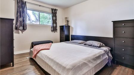 3 Bedroom Bungalow For Rent In Highwood: Pet Friendly 1 Month Free Special Incentive - Photo 5