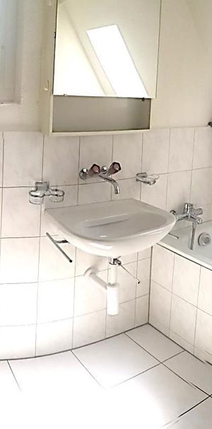 schöne 2.5-Zimmer-Wohnung mit Aussicht direkt an Bushaltestelle - Foto 1