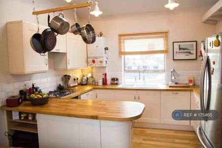 1 bedroom in a house share to rent - Photo 5