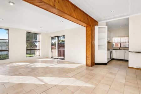 Spacious 4-Bedroom Family Home in Prime Location - Photo 2