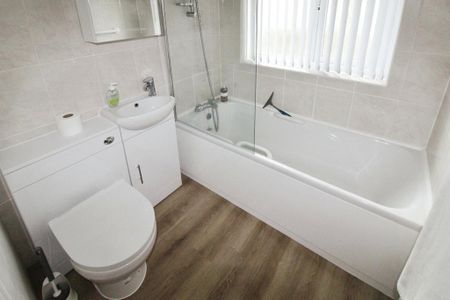 3 bedroom semi-detached house to rent - Photo 5