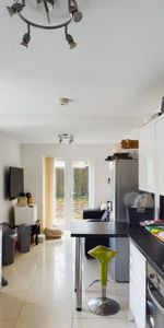 1 bedroom in a house share to rent - Photo 3