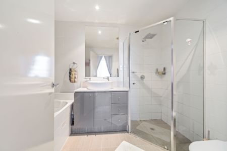 Sun drenched, cool and ultra private apartment with timber floors - Photo 2