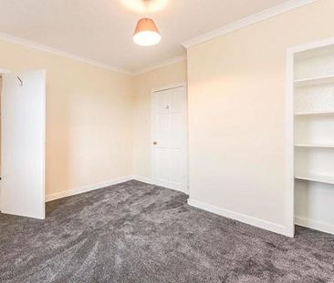 3 bedroom flat to rent - Photo 2