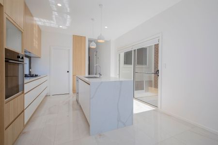 Brand New, Split Level 3 bedroom with Beautiful Views! - Photo 3
