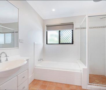 Townhouse Just Minutes from Westfield Carindale - Photo 3