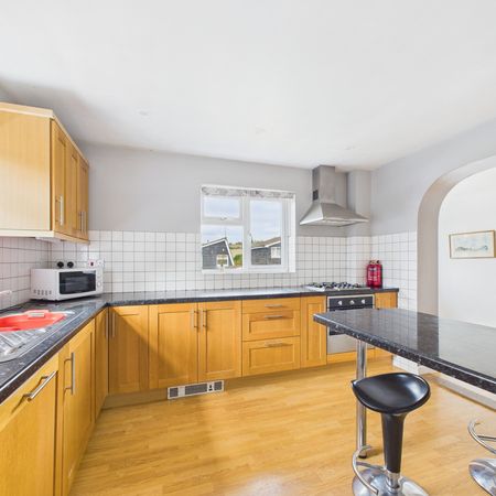 4 bed detached house to rent in Rook Road, Wooburn Green, High Wycombe, Buckinghamshire, HP10 0PY - Photo 3