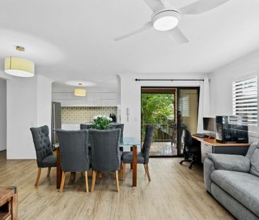 Stylishly Renovated 2-Bedroom Apartment by the Beach - Photo 4