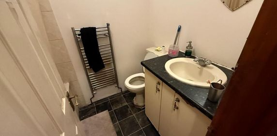 1 bedroom in a house share to rent - Photo 2
