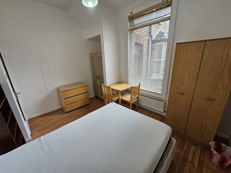 Room in a Shared Flat, Chichele Road, NW2 - Photo 3