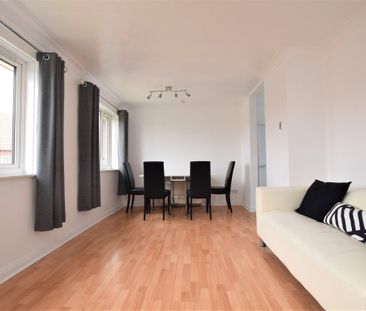 Cavell Crescent, Harold Wood, Romford, RM3 - Photo 3