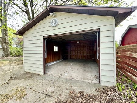 3 Bedroom 1 Bathroom Main Unit with Detached Garage - Photo 2