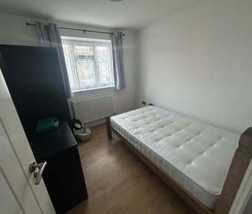 Room in a Shared House, Middleham Road, N18 - Photo 1