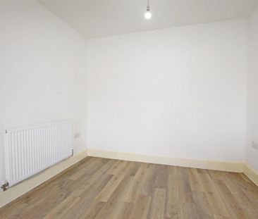 3 bedroom end of terrace house to rent - Photo 4