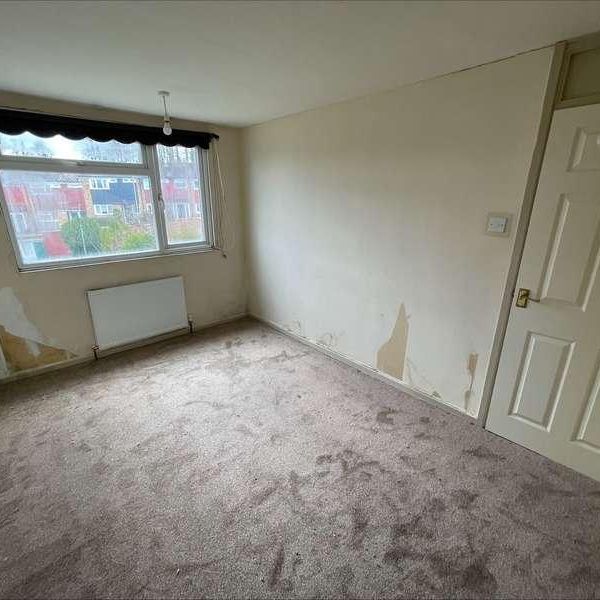 North Luton - Wauluds Bank Drive - Bedroom - Needs Tenant Refurbishment - Low Rent, LU3 - Photo 1