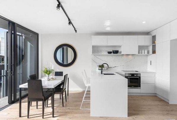 BOUTIQUE RESIDENTIAL TOWNHOUSE - ROOF TOP TERRACE + OFFICE - Photo 1