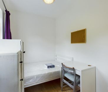 4 bedroom semi-detached house to rent - Photo 4